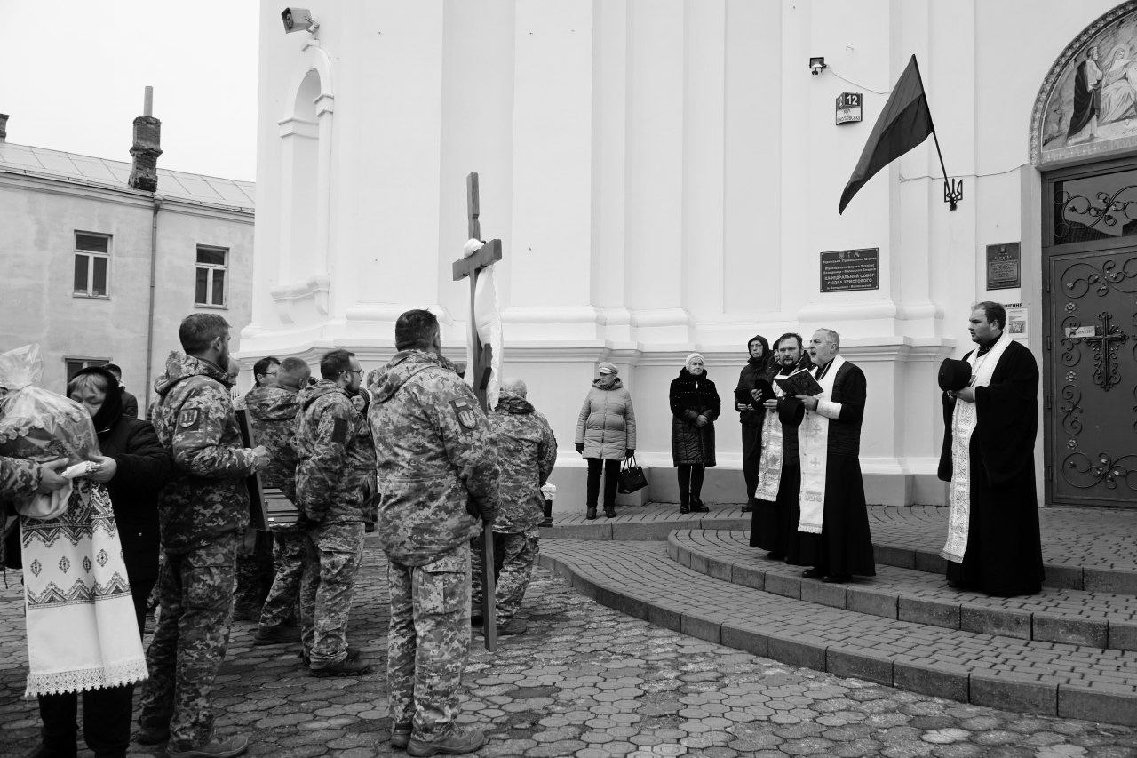 Не встиг створити сім'ю: на Волині попрощалися з молодим Героєм Віталієм Чуєм