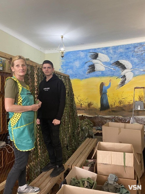 Волонтери центру «Крила матері» сплели 63 тисячі квадратних метрів маскувальної сітки