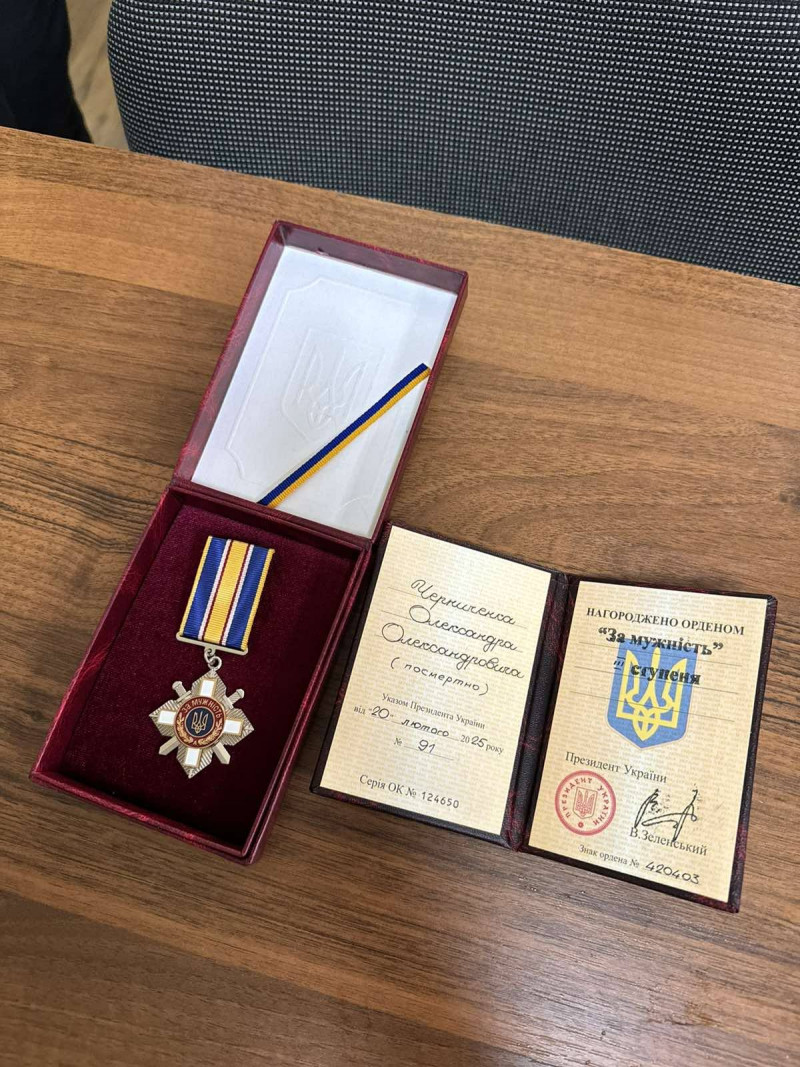 Воїна Олександра Черниченка посмертно нагородили орденом «За мужність»: нагороду вручили рідним