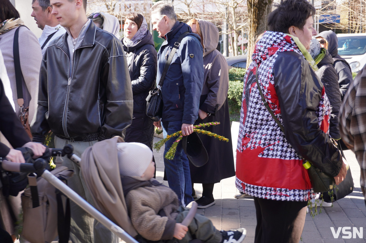 Сотні вірян прийшли освячувати вербу у головний собор Луцька. Фоторепортаж