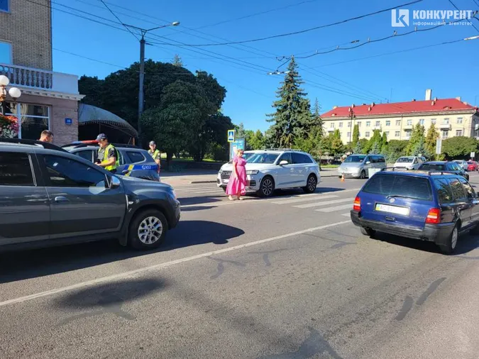 У Луцьку навпроти ВНУ автівка збила дівчину на пішохідному переході