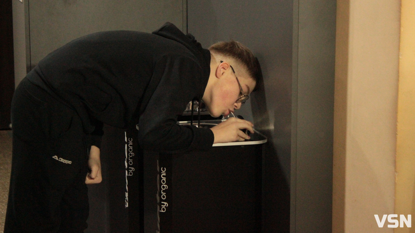 У луцьких школах та дитячій поліклініці встановили станції очистки води