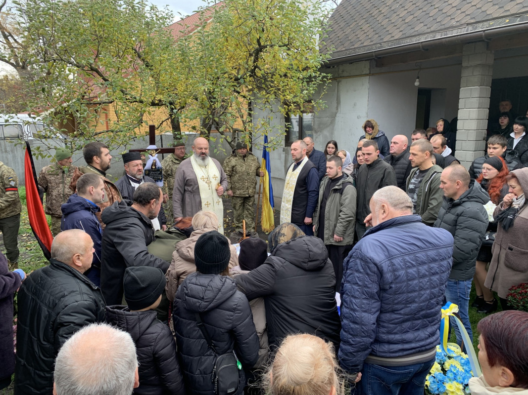 Осиротіла донечка: на Волині в останню путь провели 42-річного Героя Петра Оверчука