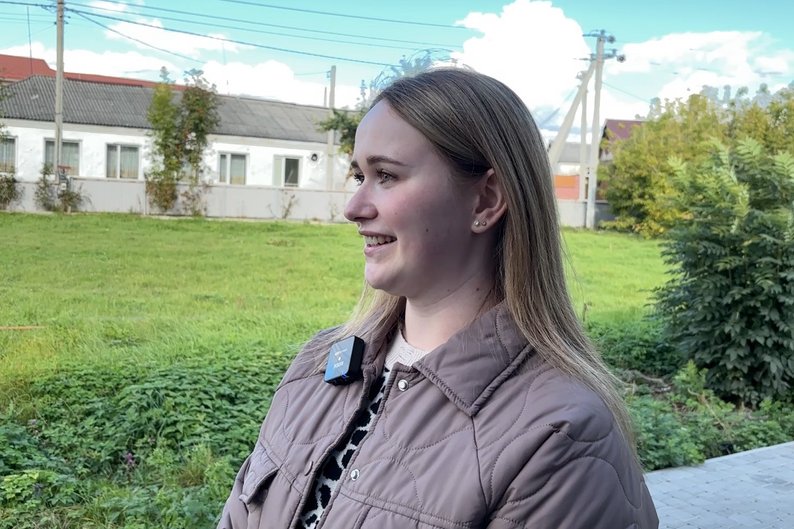 На Волині вчителька на пенсії прихистила травмованого лелеку