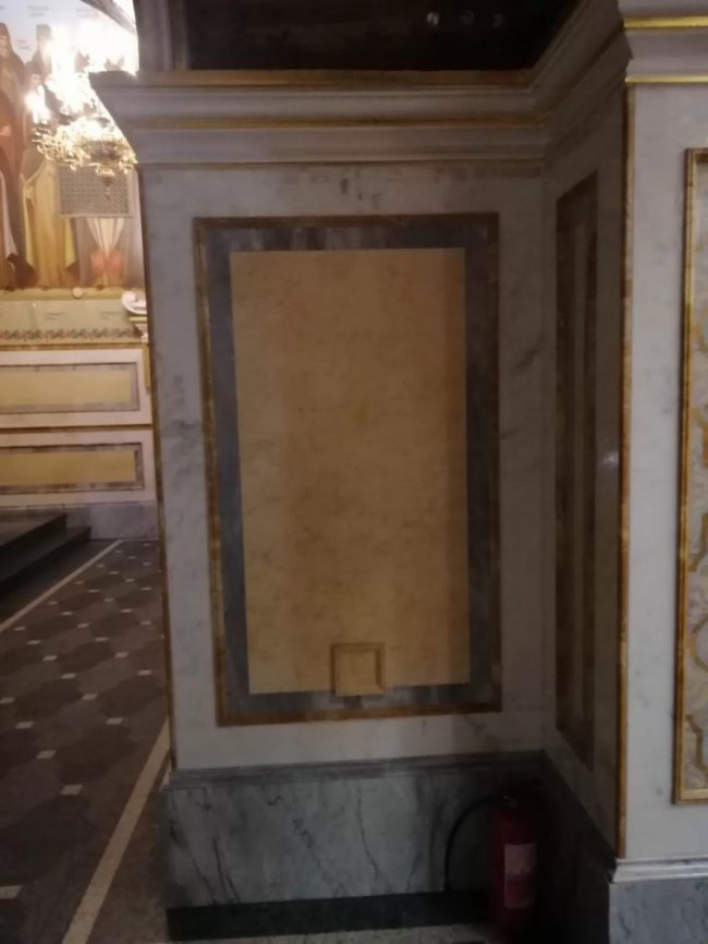 Залишили пам'ятник російському графу: священники УПЦ МП забрали всі ікони з Успенського собору