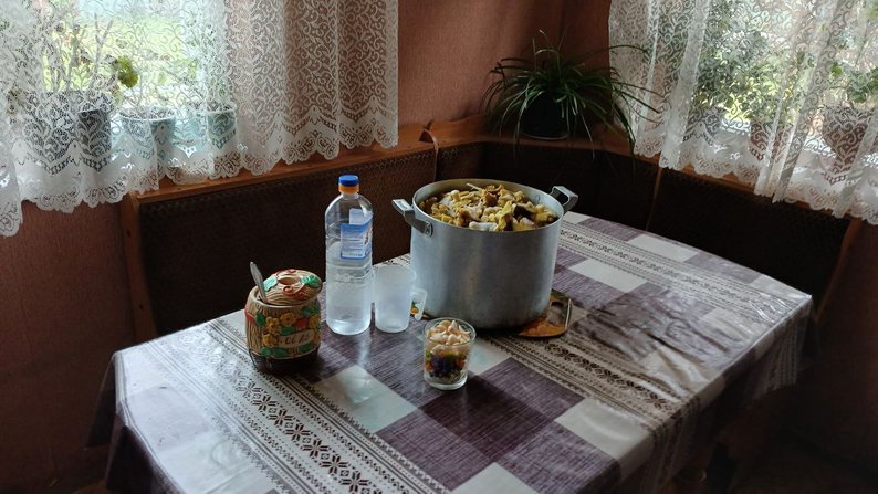 Волинські ковбаса, зеленички з часником, писачок та вишивка 