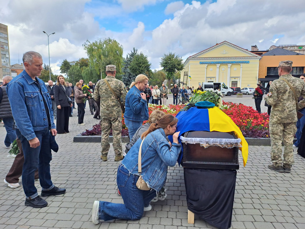 На Волині попрощалися з 33-річним морпіхом Павлом Коломійчуком, який загинув у ДТП