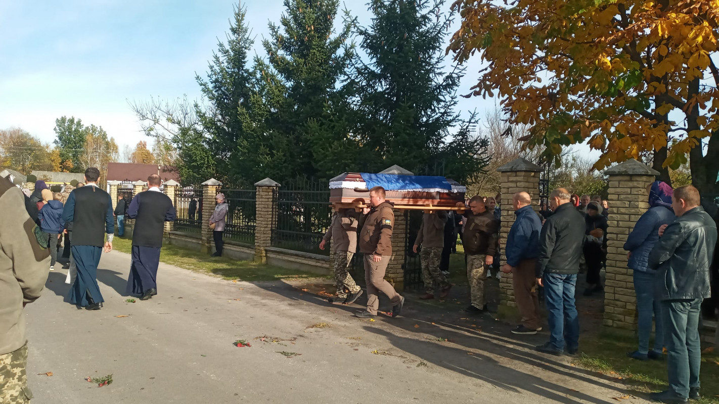 На Волині все село прийшло на поховання Героя Володимира Карпука, якого вважали зниклим безвісти. Фото