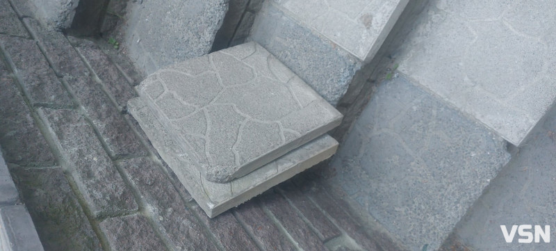 Плитка під ногами розʼїжджається: ситуація зі сходами у Волинській обласній поліклініці