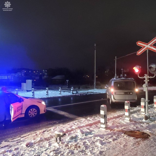 Водій проігнорував заборонний сигнал: з'явилося відео ДТП у Луцьку на залізничному переїзді