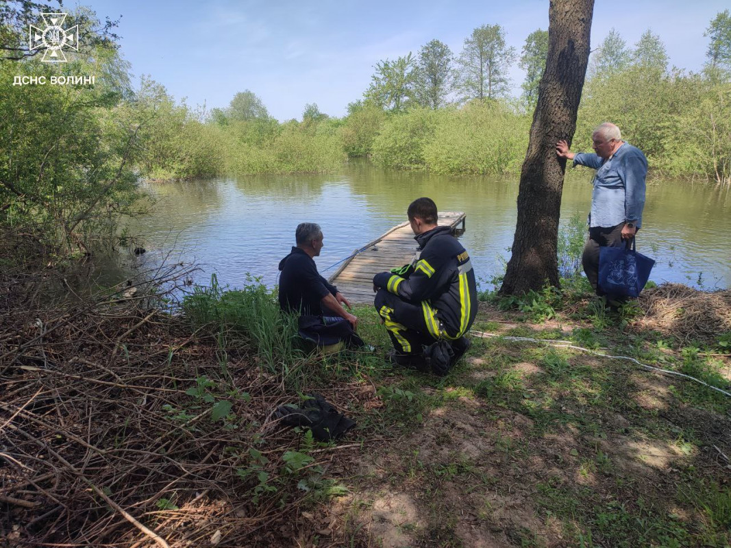 У прохолодній воді стало зле та схопила судома: на ставку біля Луцька врятували рибалку