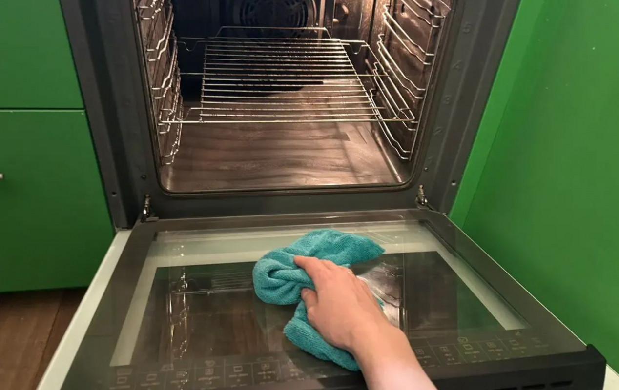 Як швидко очистити духовку від жиру та бруду