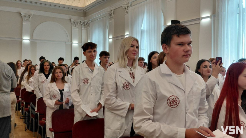 У Луцьку відбулася посвята першокурсників медфакультету: 220 студентів одягнули білі халати
