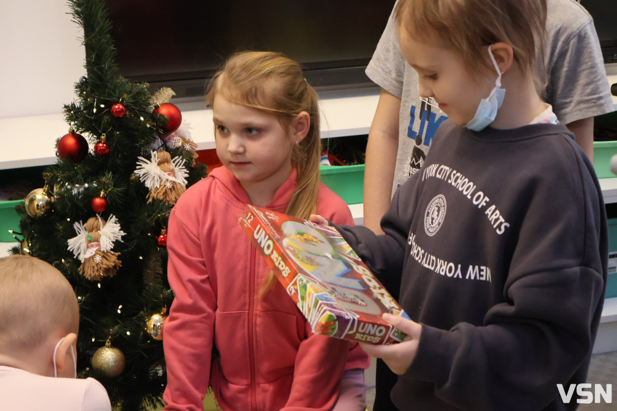 На Волині у лікарняних палатах засяяло свято: поліцейські подарували дітям день усмішок