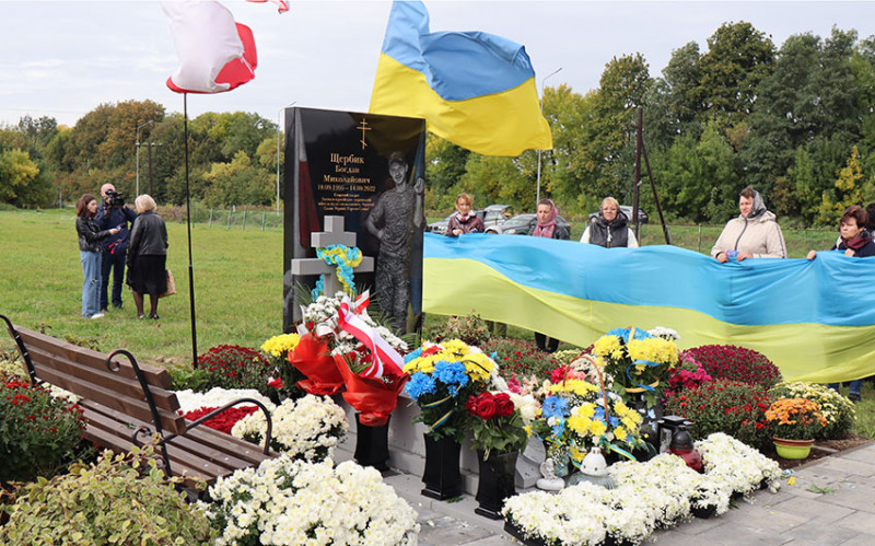 Поляки встановили пам’ятник загиблому бійцю з Волині Богдану Щербику