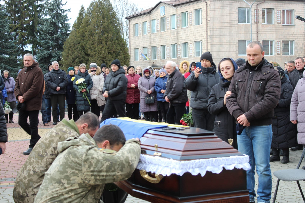 Донька та син втратили батька: на Волині попрощались із Героєм Василем Мартинюком