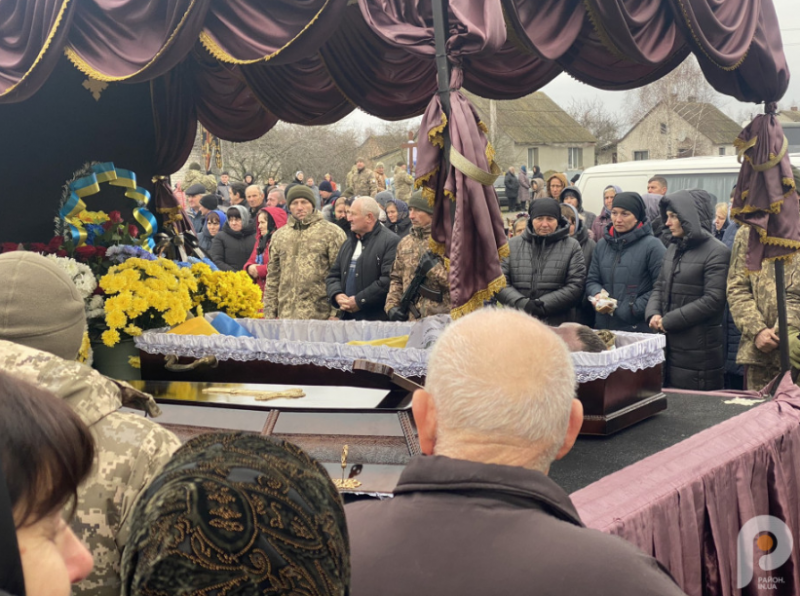 Мобілізували після смерті батька: на Волині сотні людей прийшли на похорон Героя Миколи Максимука. Фото