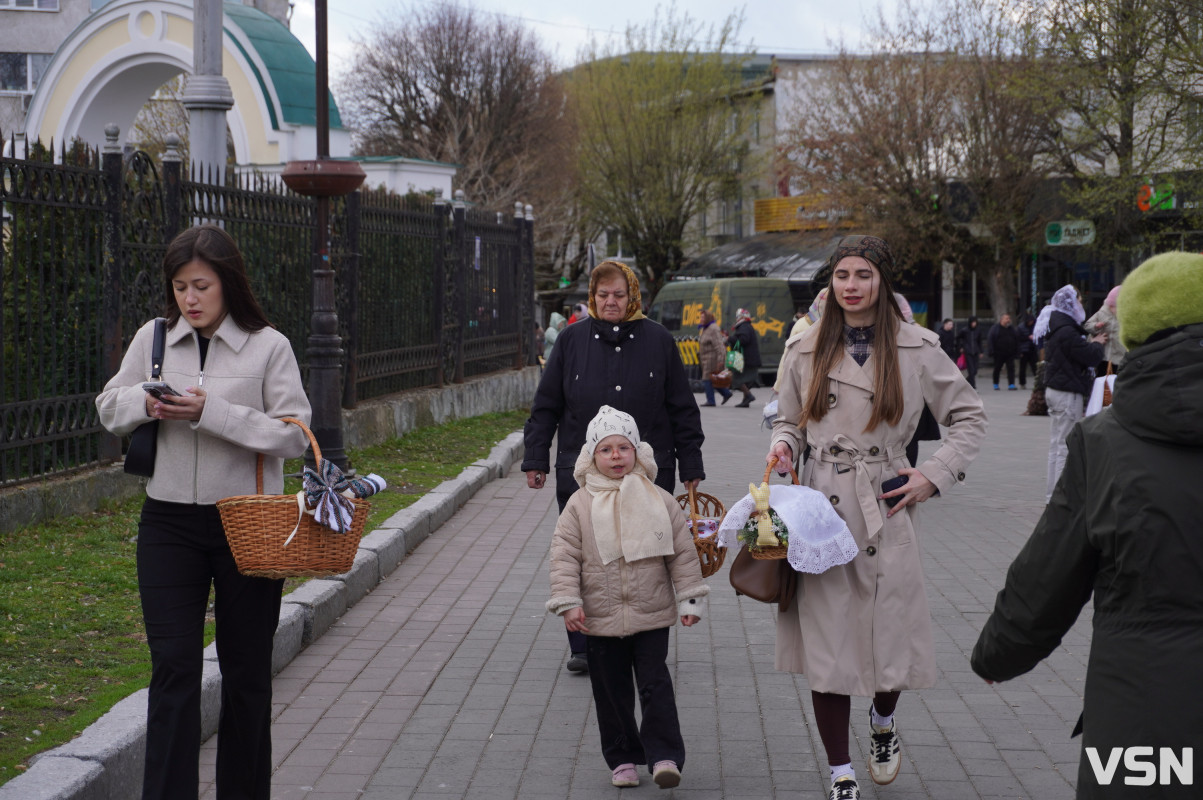 Як у Луцьку освячують Великодні кошики? Фоторепортаж