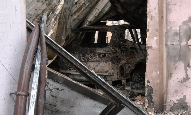 У Луцьку власники зруйнованих гаражів ліквідовують наслідки обстрілу РФ і подають заяви на компенсацію