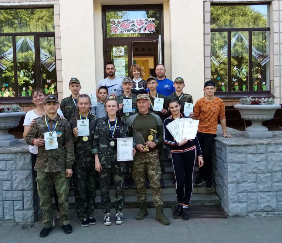 Учитель луцької гімназії змінив шкільні парти на окопи і мужньо боронить Україну. Фото