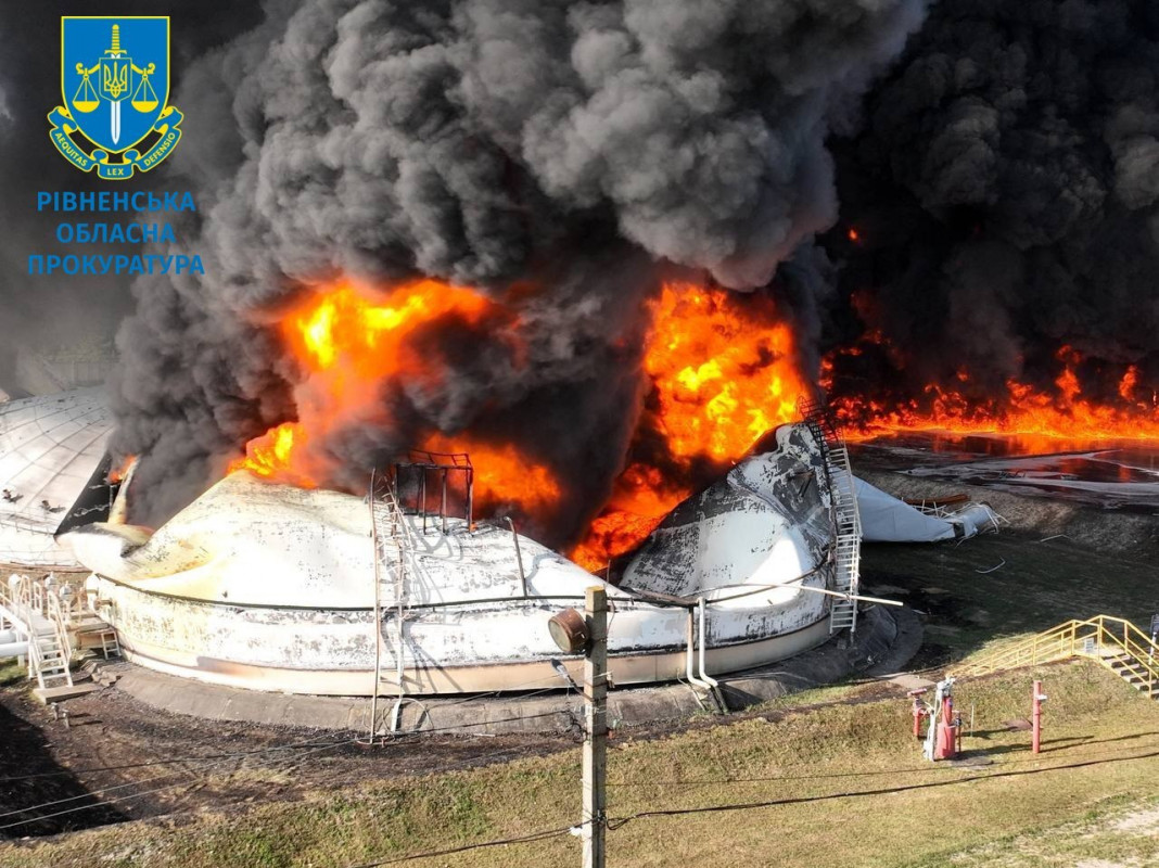 Все у вогні: показали наслідки удару «шахедів» по нафтобазі на Рівненщині. Фото