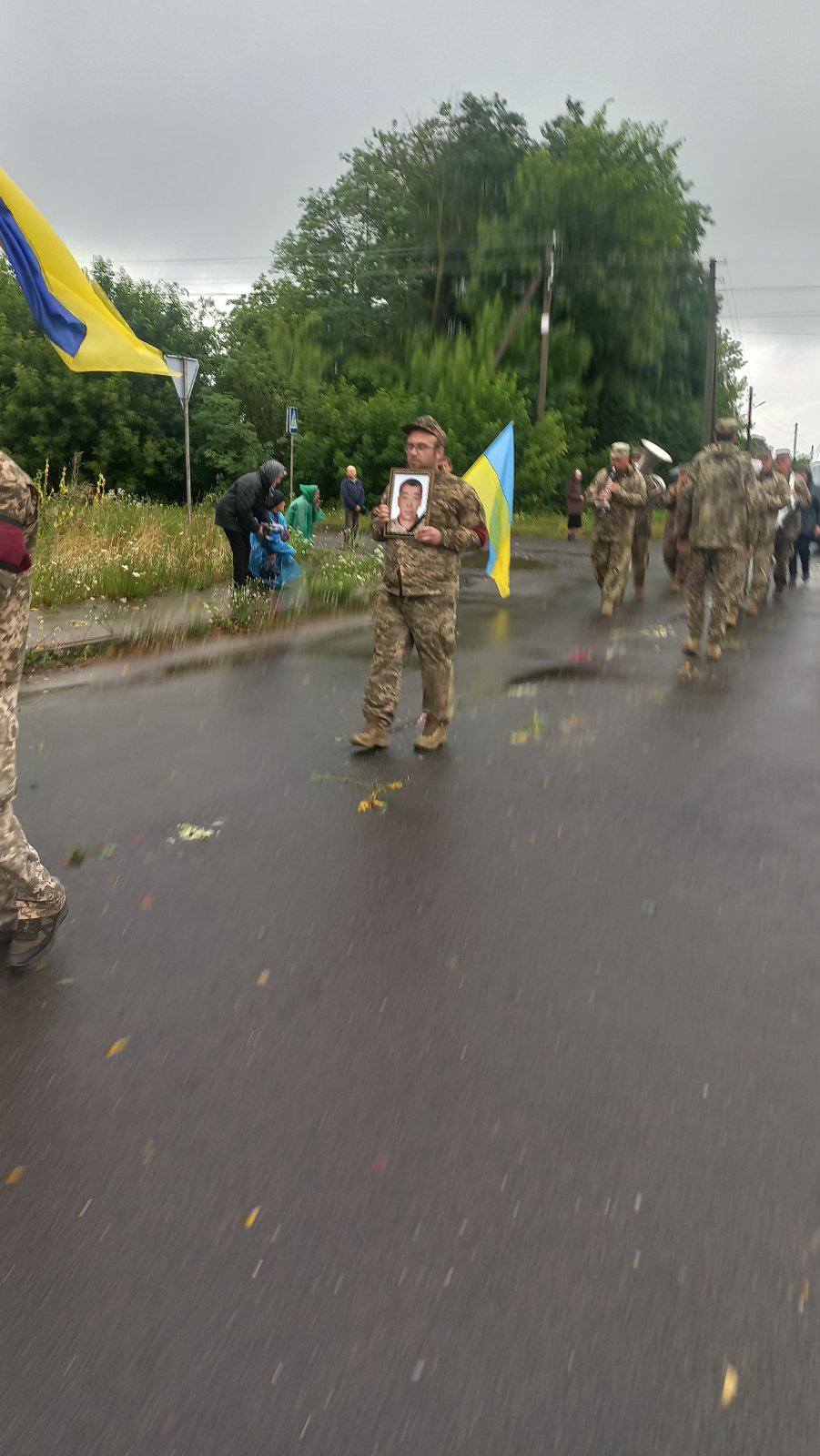 Попри поранення продовжував нести службу до останнього подиху: на Волині в останню земну дорогу провели Героя Олега Романюка