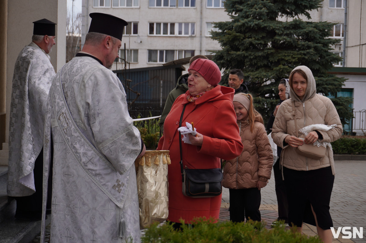 Як у Луцьку освячують Великодні кошики? Фоторепортаж