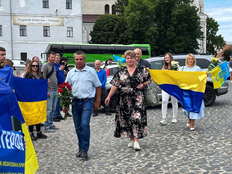 Повернувся додому після 3 років полону: у Луцьку зустріли Дениса Пшаву
