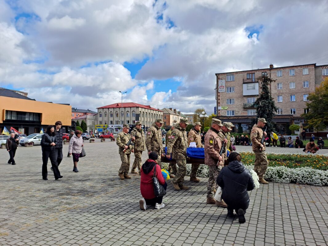 Ще один синьо-жовтий стяг злетів над могилою Героя: на Волині попрощалися із Сергієм Панасюком