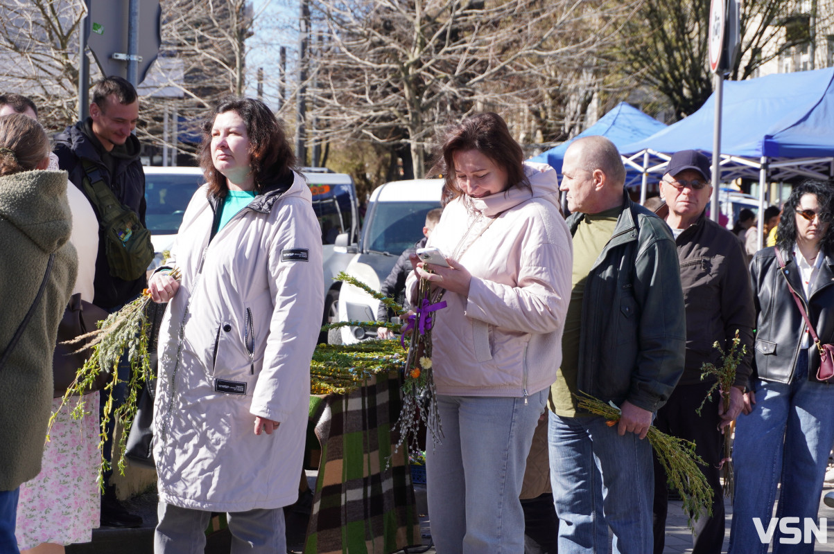 Сотні вірян прийшли освячувати вербу у головний собор Луцька. Фоторепортаж