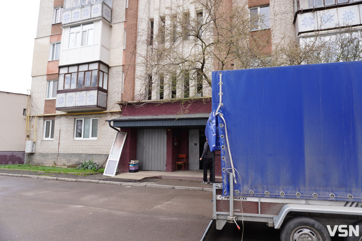 «Коли почули ППО, майже одразу щось вдарило в балкон»: мешканці луцької багатоповерхівки про ранкову атаку БпЛА