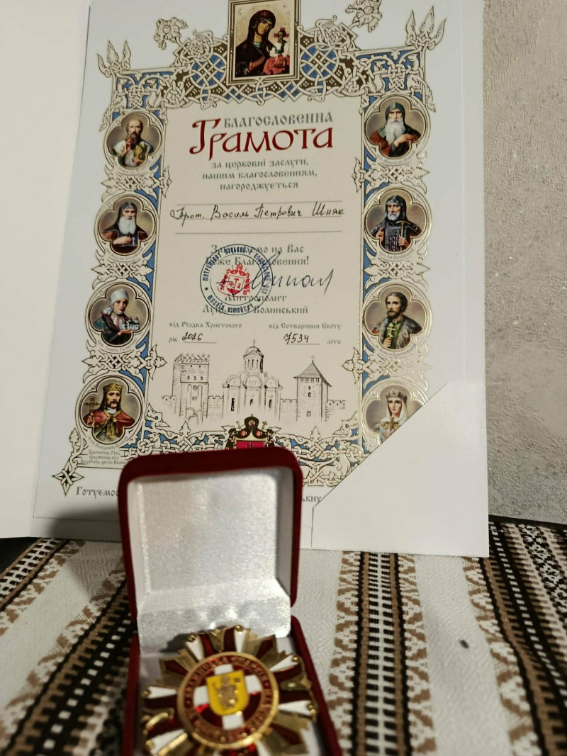 Більше 30 років духовної праці: владика Михаїл відзначив настоятеля волинської релігійної громади