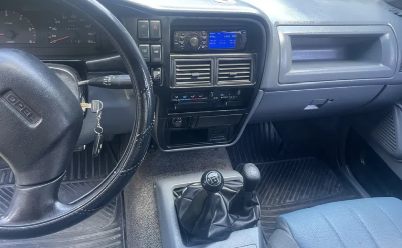 Авто для фронту на Волині: пікапи, які рятують життя