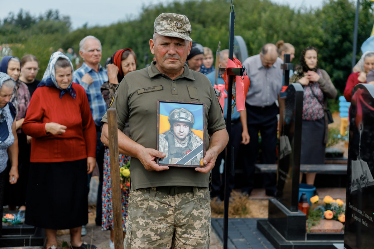 Загинув унаслідок ворожого мінометного обстрілу: на Волині попрощались із Героєм Леонідом Івчуком