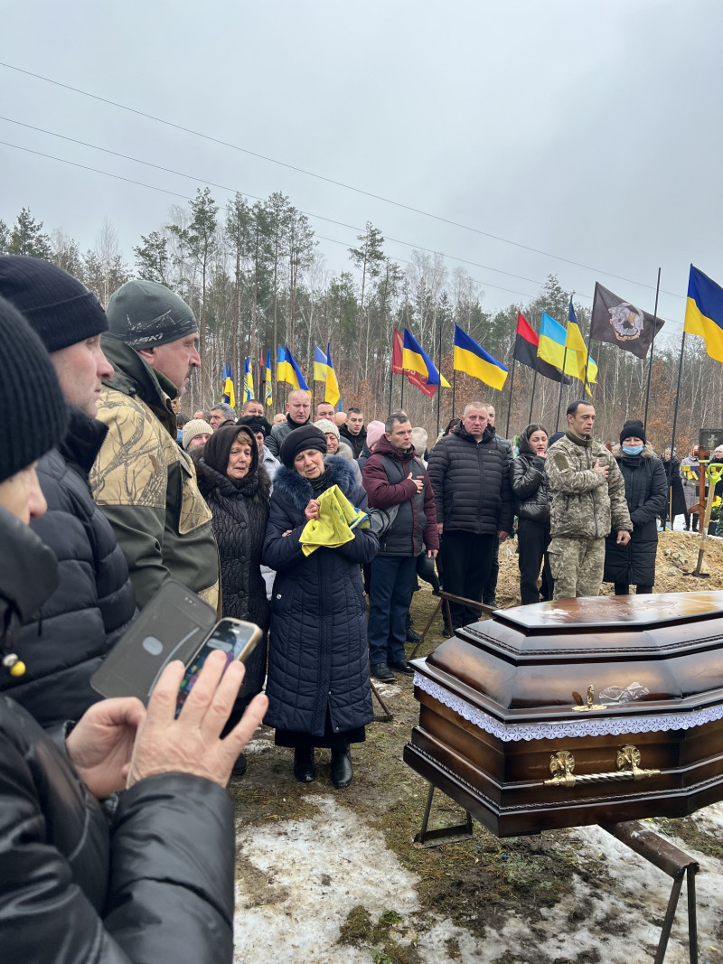 Раніше був вівтарником храму: на Волині всім селом прощалися з Героєм Іваном Осіпчуком. Фото