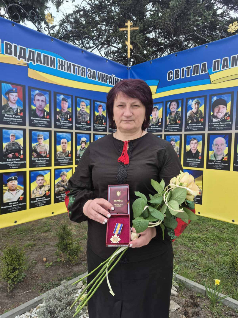 У волинській громаді матері загиблого воїна вручили його орден «За мужність»