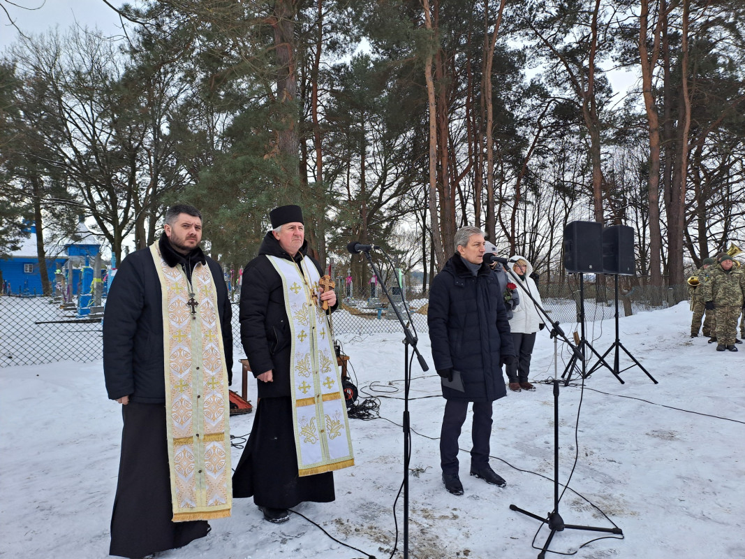 Сім місяців родина жила надією: на Волині в останню земну дорогу провели Героя Олександра Мацюка