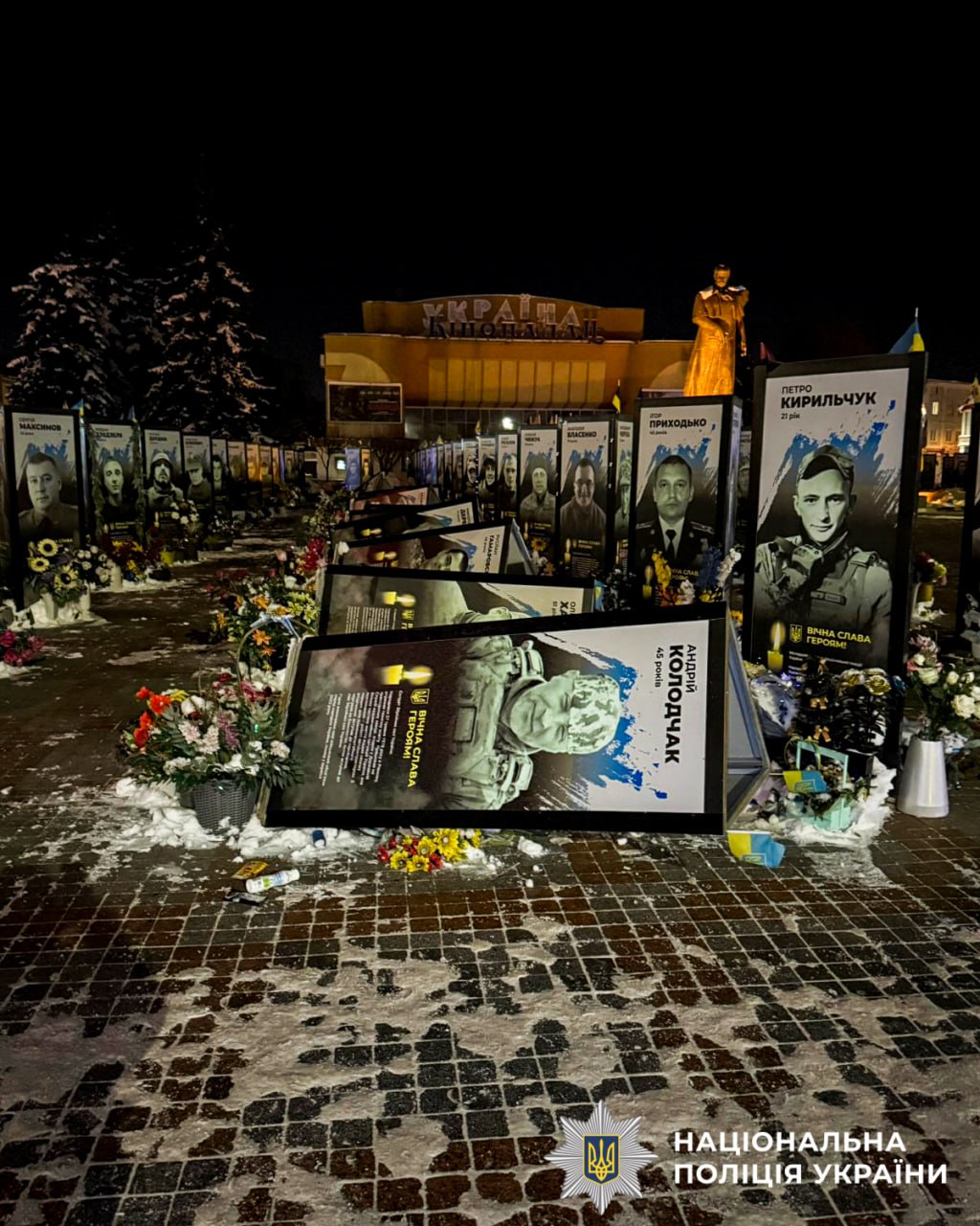 У Рівному жінка повалила портрети загиблих воїнів