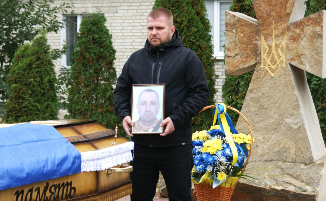 Рік тому одружився і мріяв про спільне майбутнє з коханою: на Волині поховали захисника Руслана Романюка