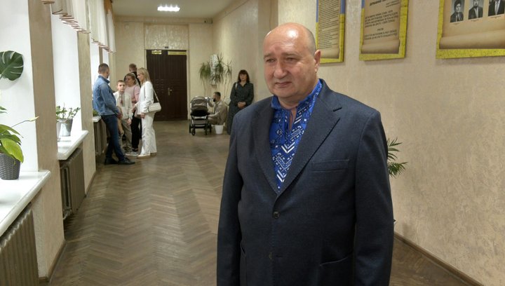 Приїхав із фронту лише на два дні: у Луцьку військовий повів доньку-першокласницю до школи
