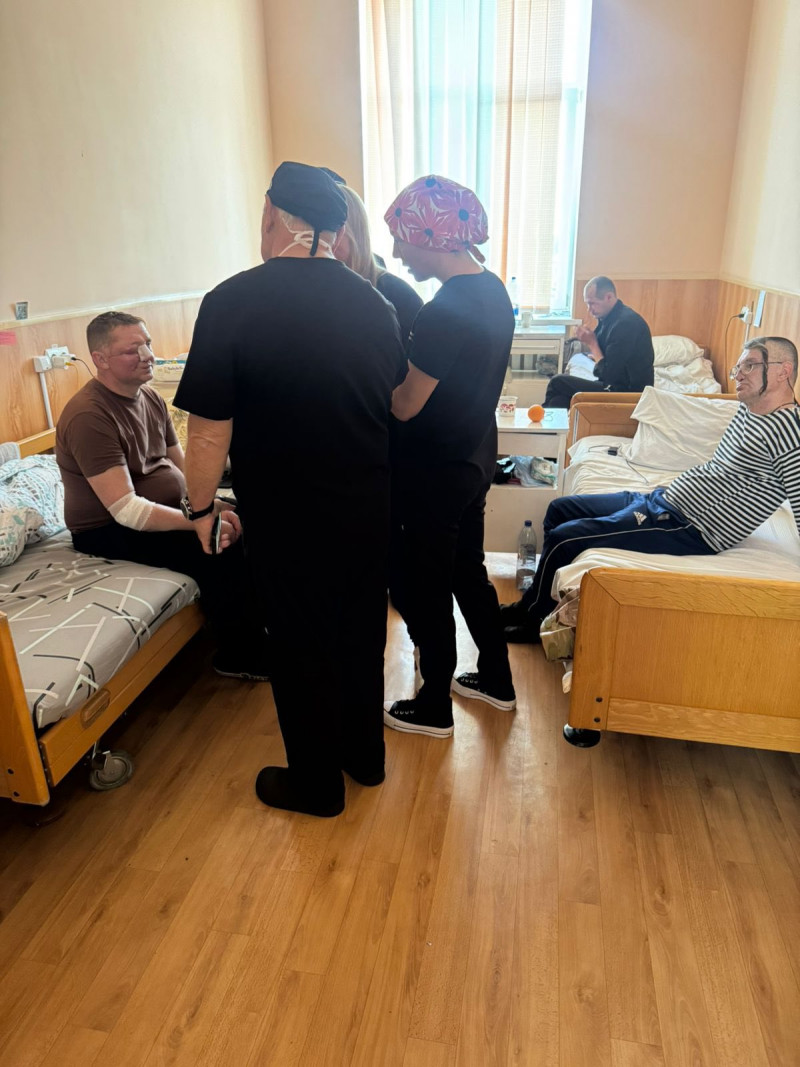 У Волинській обласній лікарні канадські хірурги безкоштовно прооперували поранених військових