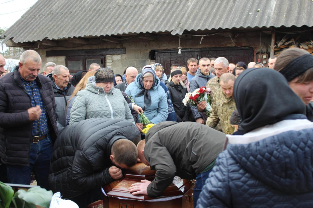 Маленький син ніколи більше не побачить тата: на Волині попрощалися з Героєм Миколою Мясковським