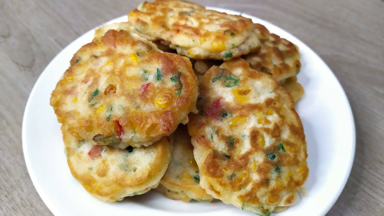 Не викидайте залишки салатів: з “Олів’є” і “Мімози” можна зробити оладки та конвертики