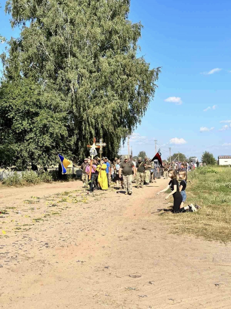 Проводжало зі сльозами все село: на Волині прощалися з військовим, який загинув на війні з росіянами