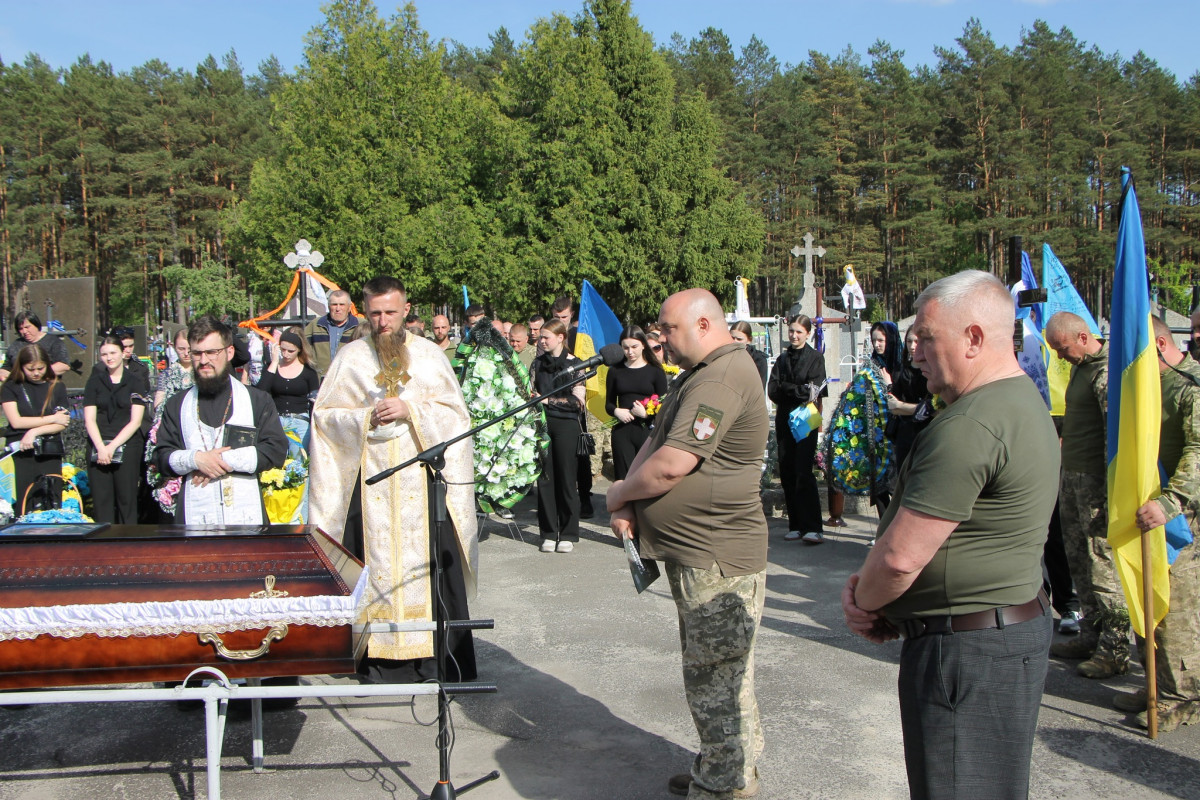 Дві донечки ніколи більше не побачать татка: напередодні Великодня на Волині попрощались з Героєм Олександром Муковським