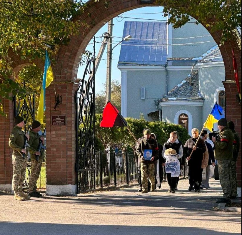 Близько півтора роки вважався зниклим безвісти: на Волині в останню дорогу провели полеглого захисника Миколу Поручника