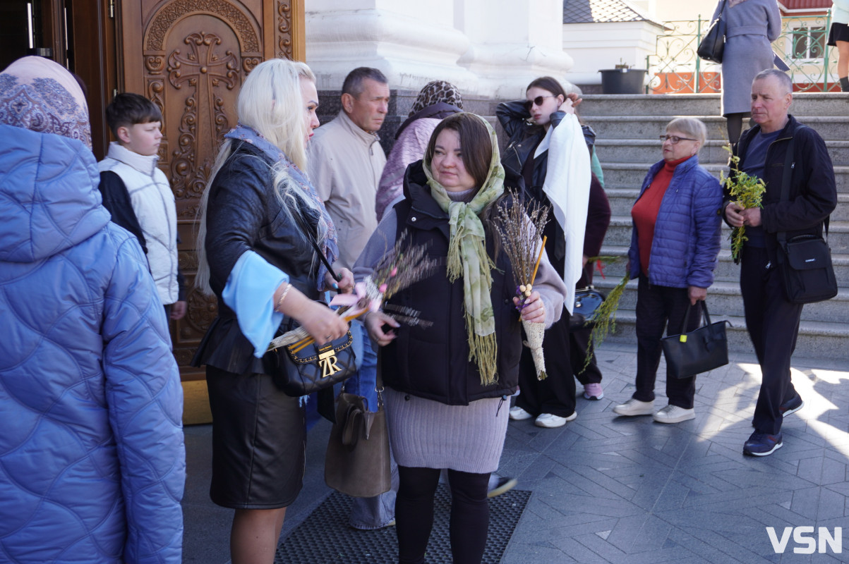 Сотні вірян прийшли освячувати вербу у головний собор Луцька. Фоторепортаж