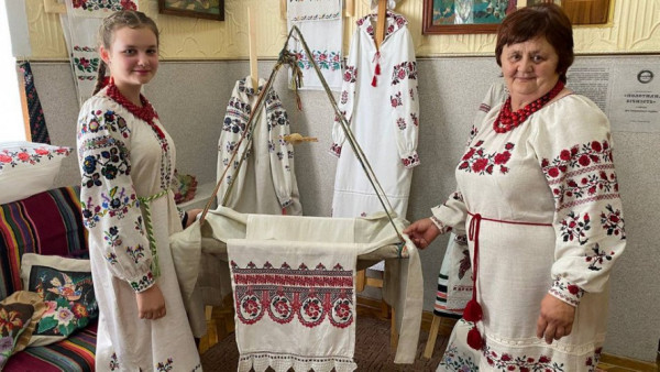 Вишиті сорочки та сукні: у Луцьку – виставка старовинного одягу