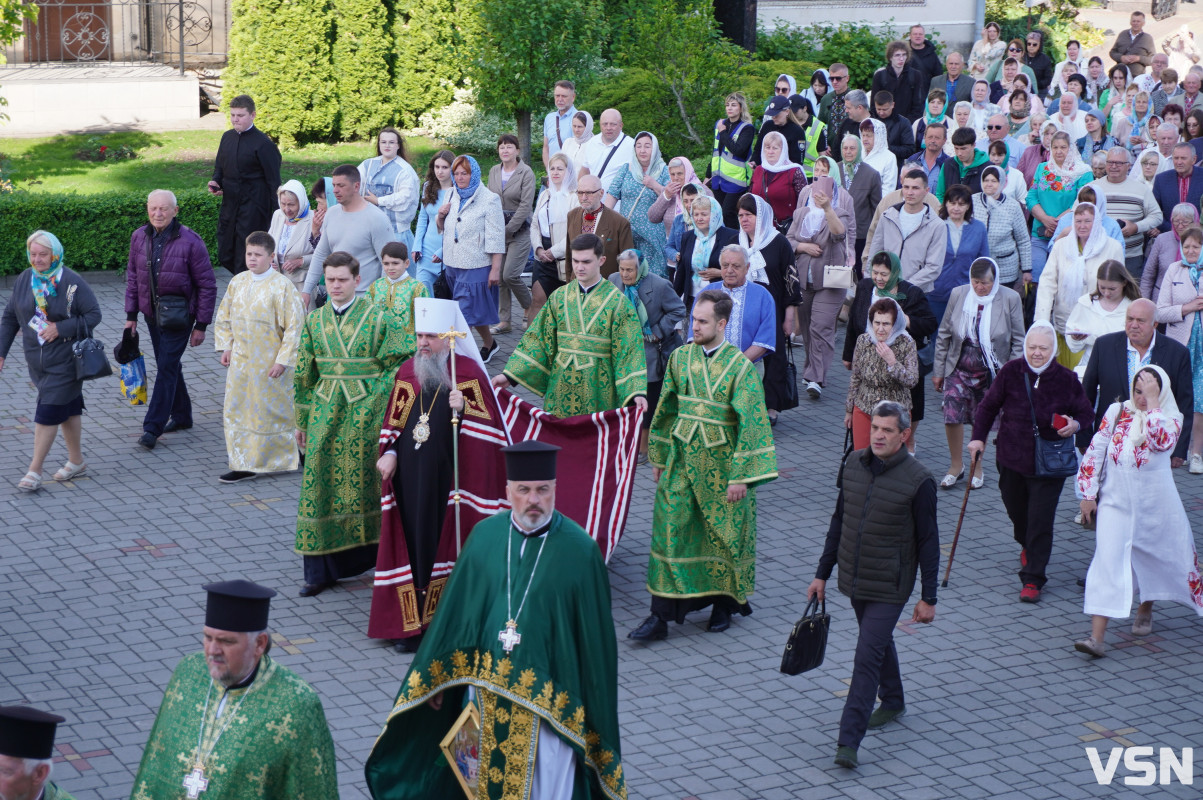 Хресна хода і спільна молитва: як минула літургія за участі Епіфанія у Луцьку. Фоторепортаж