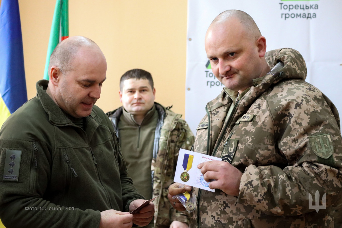 Бійців «Сталевої Сотки» нагородили медалями за героїчний захист Торецька